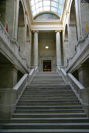 Arkansas State Capitol, Grand stair
