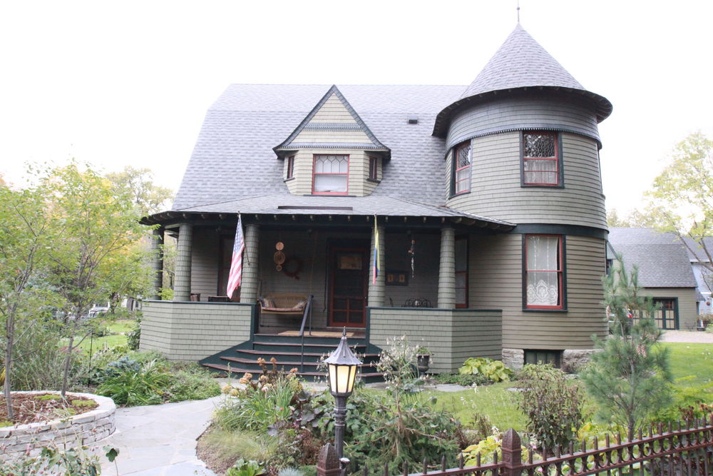 D.W. McCourt House, Front façade