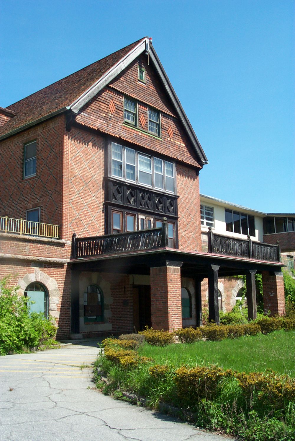 Seaside Clinic, Main entry, detail