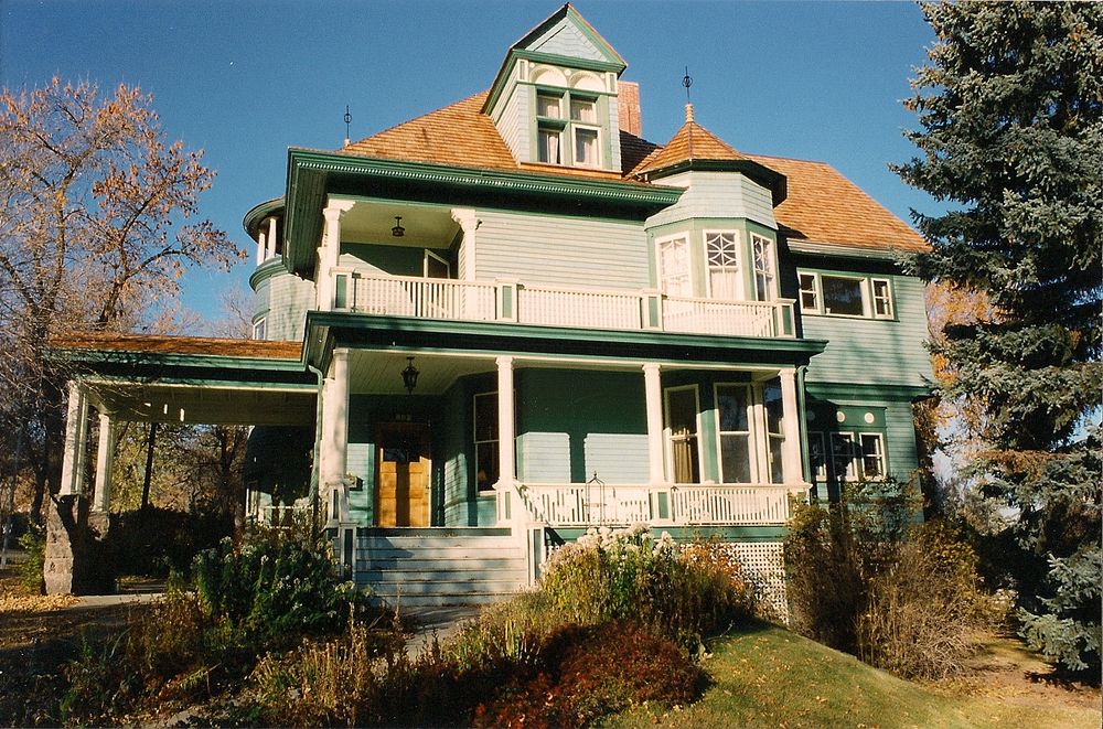 A.J. Seligman Residence, Front façade